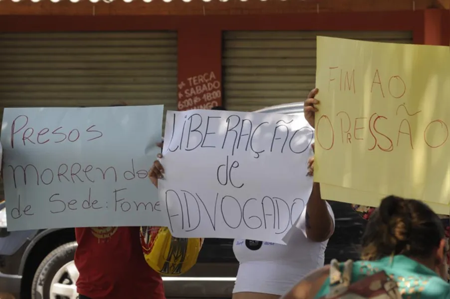 Familiares enfrentam PMs em busca de informações sobre presos