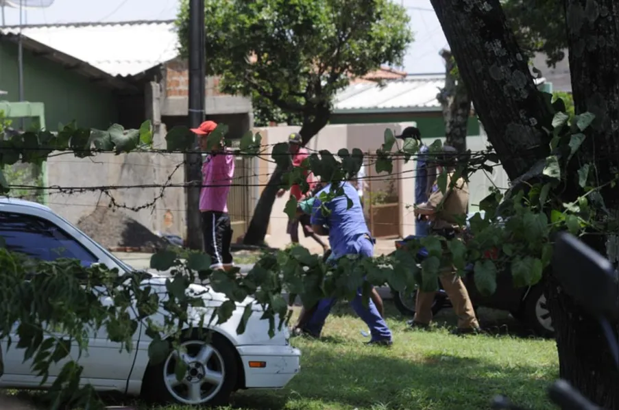 Familiares enfrentam PMs em busca de informações sobre presos