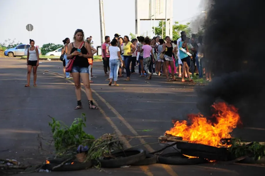 Familiares enfrentam PMs em busca de informações sobre presos