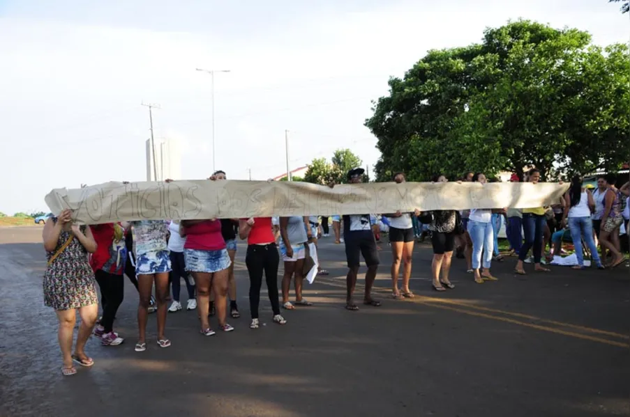 Familiares enfrentam PMs em busca de informações sobre presos