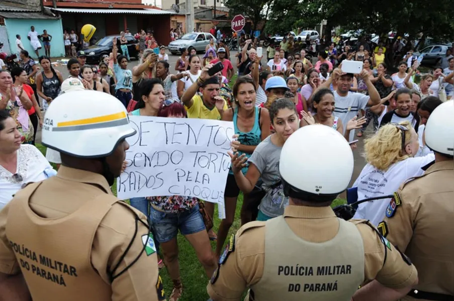 Familiares enfrentam PMs em busca de informações sobre presos