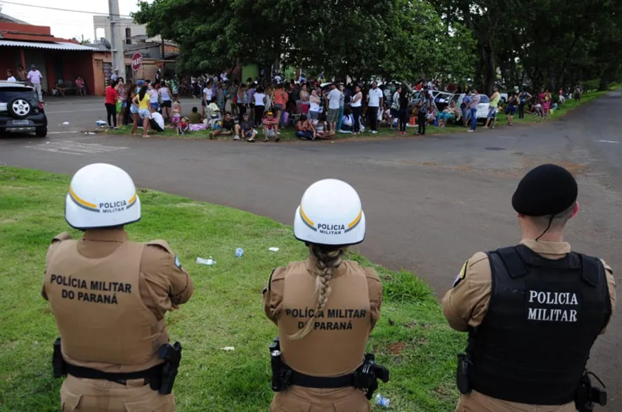 Familiares enfrentam PMs em busca de informações sobre presos