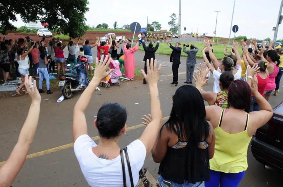 Familiares enfrentam PMs em busca de informações sobre presos