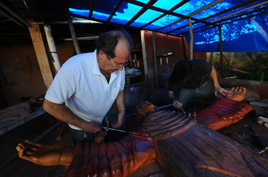 Capela da zona sul ganha escultura em peroba-rosa