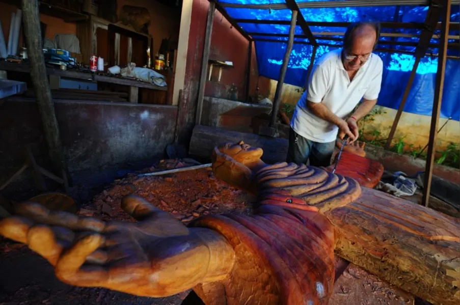 Capela da zona sul ganha escultura em peroba-rosa