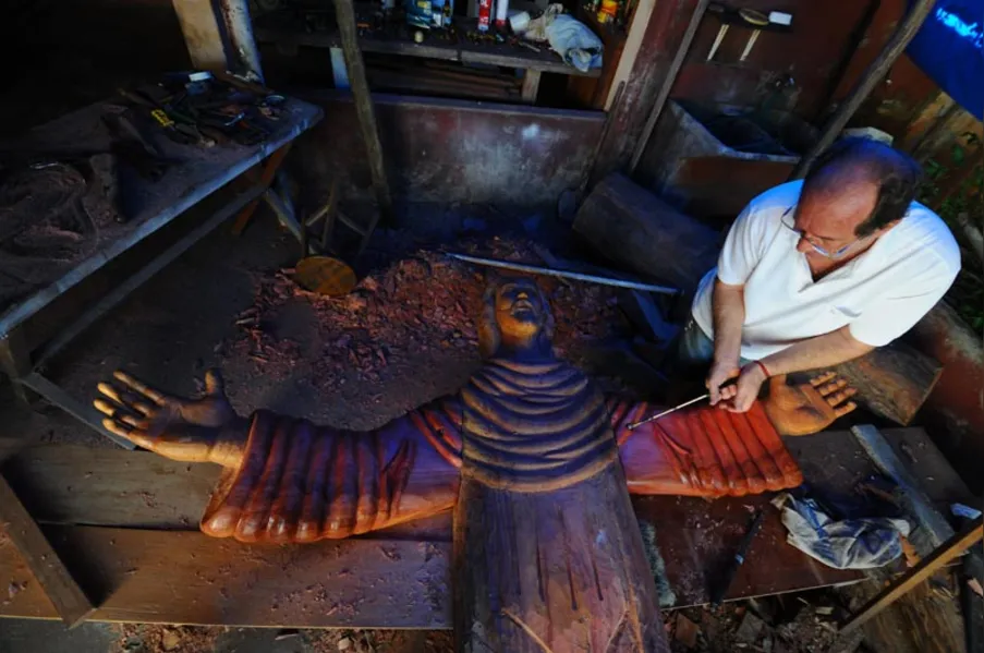 Capela da zona sul ganha escultura em peroba-rosa