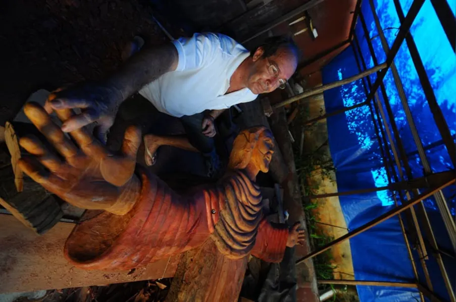 Capela da zona sul ganha escultura em peroba-rosa