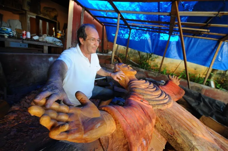 Capela da zona sul ganha escultura em peroba-rosa