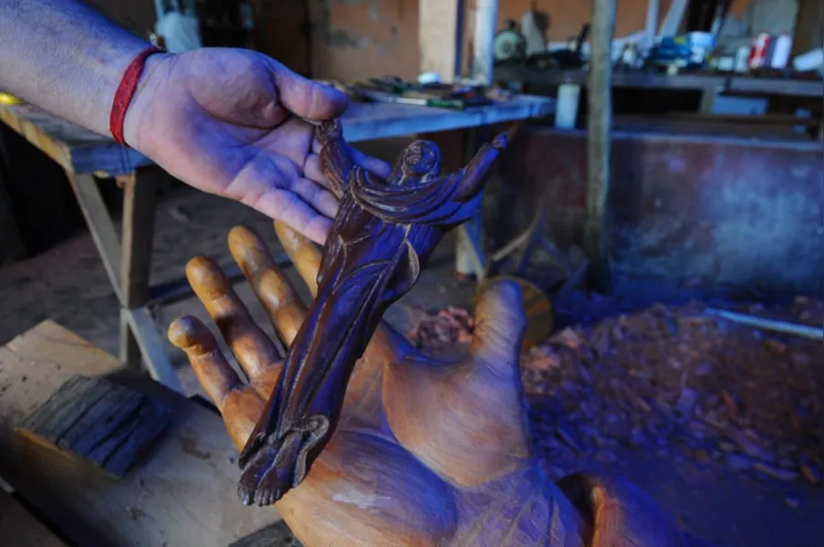 Capela da zona sul ganha escultura em peroba-rosa