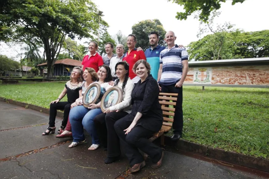 Irmãos celebram formatura na UEL