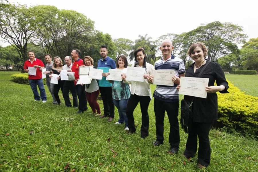 Irmãos celebram formatura na UEL