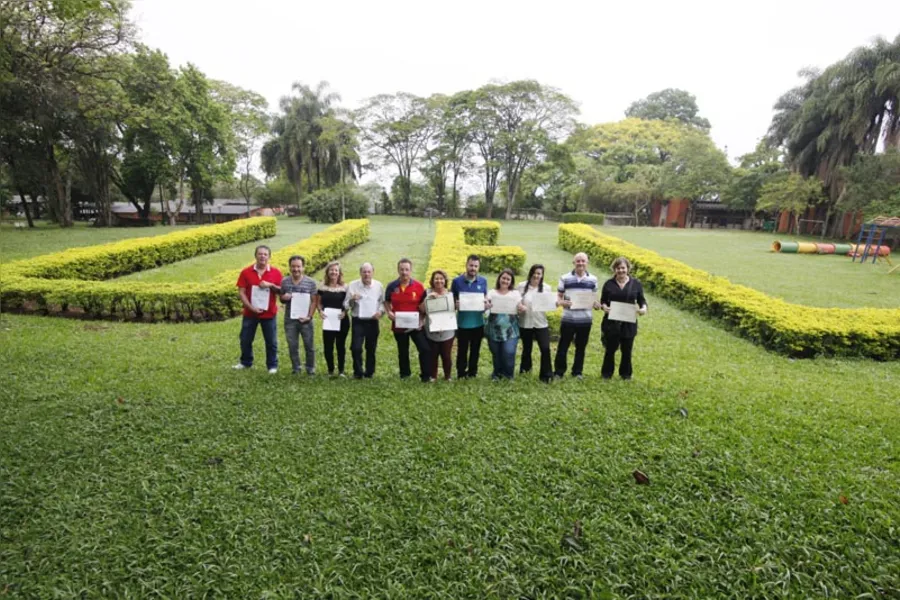 Irmãos celebram formatura na UEL