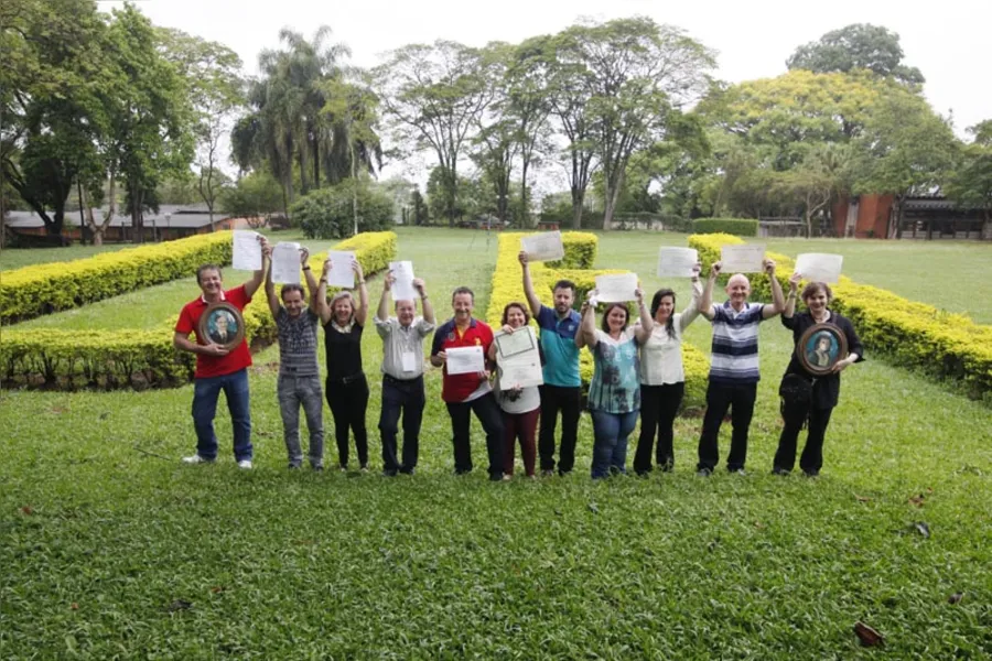 Irmãos celebram formatura na UEL