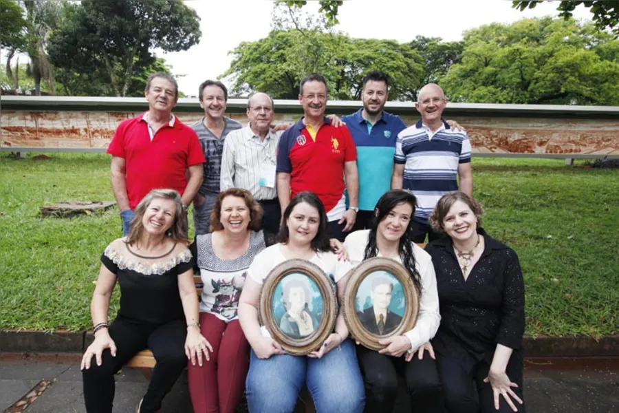 Irmãos celebram formatura na UEL
