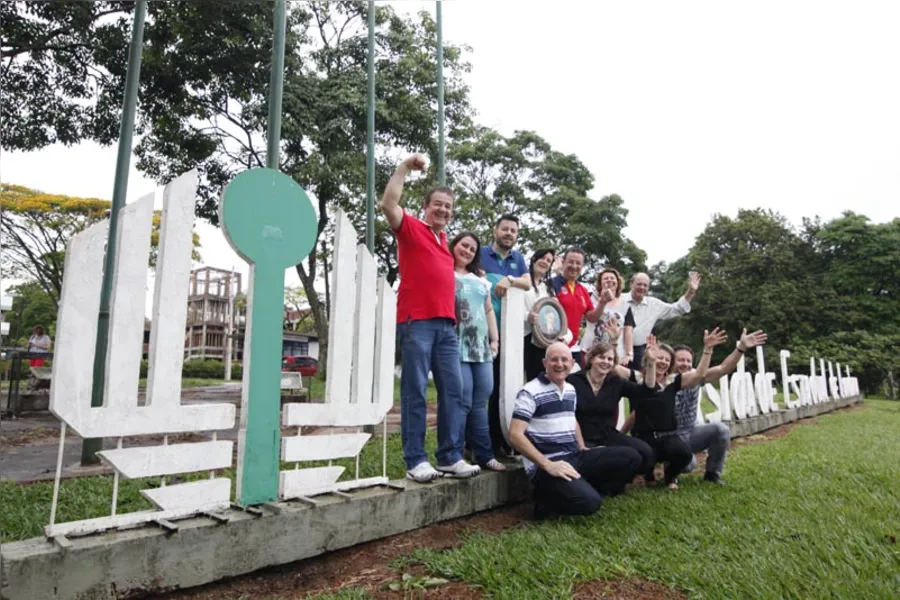 Irmãos celebram formatura na UEL