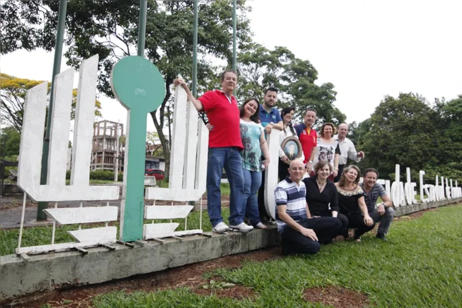 Irmãos celebram formatura na UEL