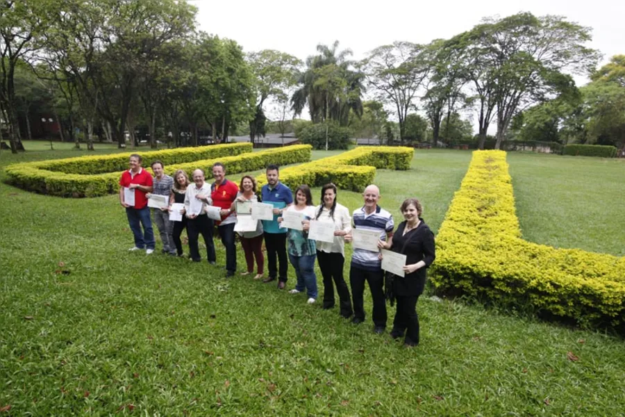 Irmãos celebram formatura na UEL