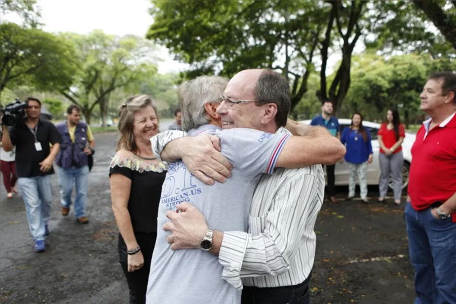 Irmãos celebram formatura na UEL