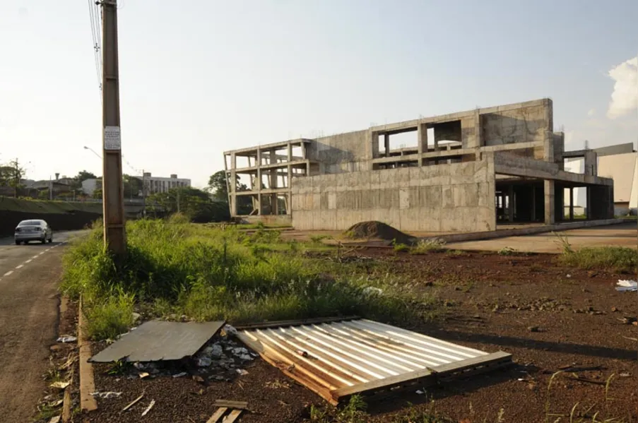 Abandono nas obras do Teatro Municipal