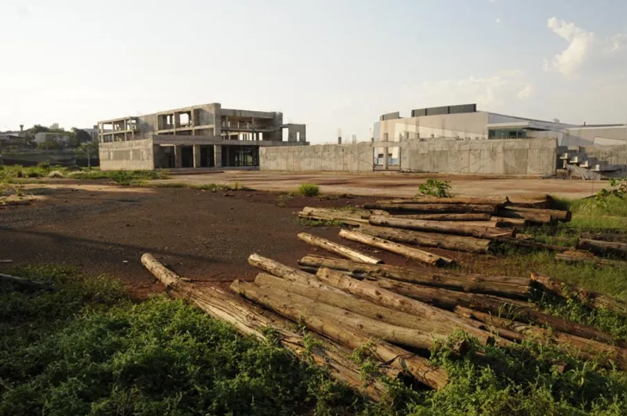 Abandono nas obras do Teatro Municipal