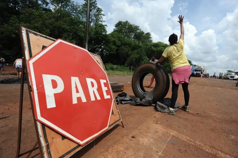 Protesto bloqueia trecho da PR-445 por 22 horas