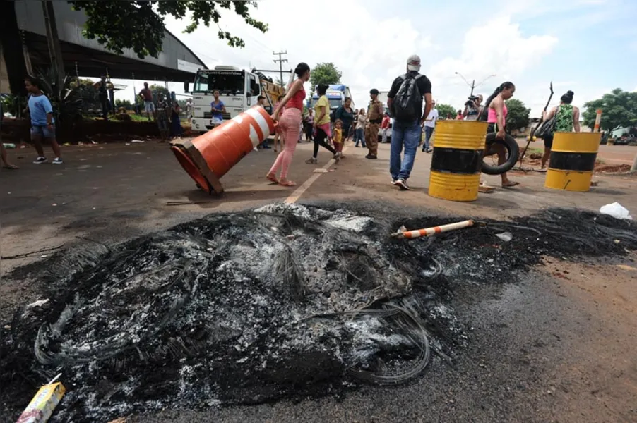Protesto bloqueia trecho da PR-445 por 22 horas