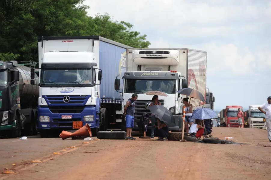 Protesto bloqueia trecho da PR-445 por 22 horas
