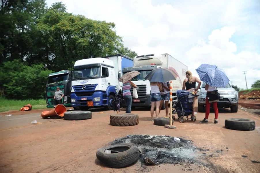 Protesto bloqueia trecho da PR-445 por 22 horas