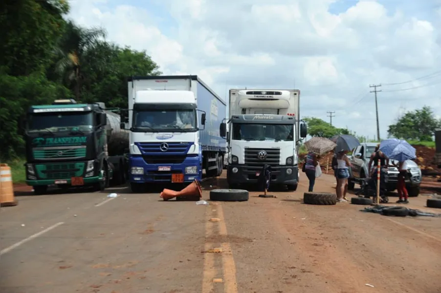 Protesto bloqueia trecho da PR-445 por 22 horas