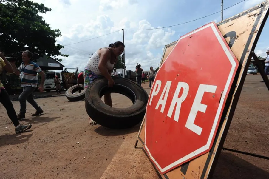 Protesto bloqueia trecho da PR-445 por 22 horas