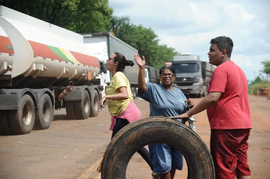 Protesto bloqueia trecho da PR-445 por 22 horas