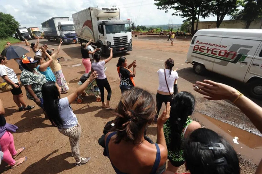 Protesto bloqueia trecho da PR-445 por 22 horas