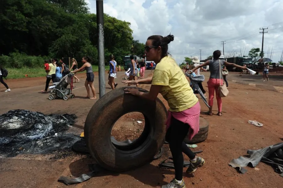 Protesto bloqueia trecho da PR-445 por 22 horas