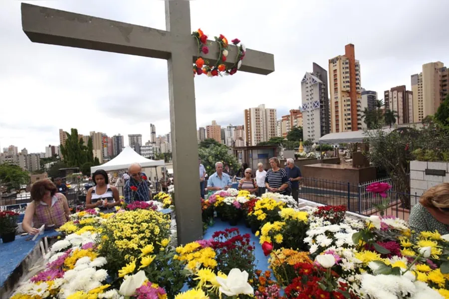 Familiares prestam homenagem aos parentes que partiram