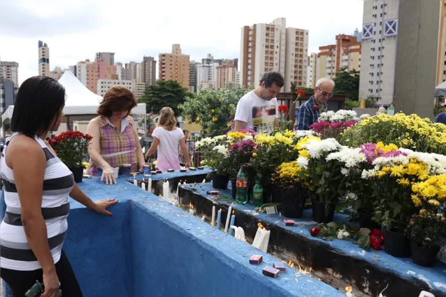 Familiares prestam homenagem aos parentes que partiram