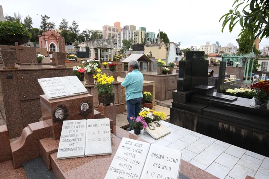 Familiares prestam homenagem aos parentes que partiram