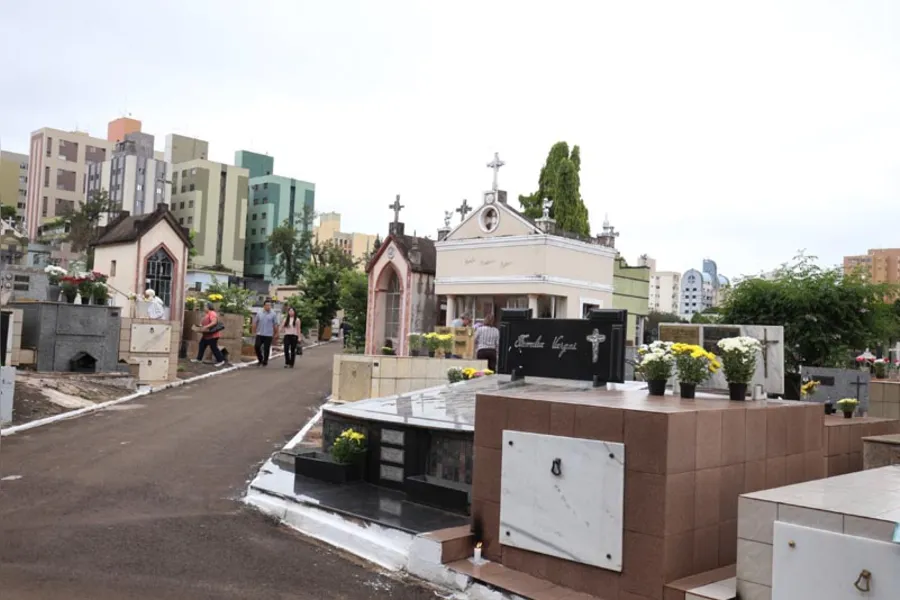 Familiares prestam homenagem aos parentes que partiram