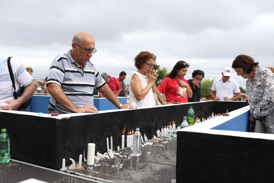 Familiares prestam homenagem aos parentes que partiram