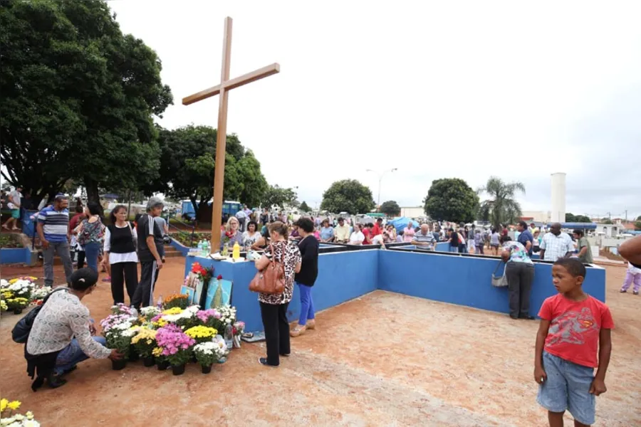 Familiares prestam homenagem aos parentes que partiram