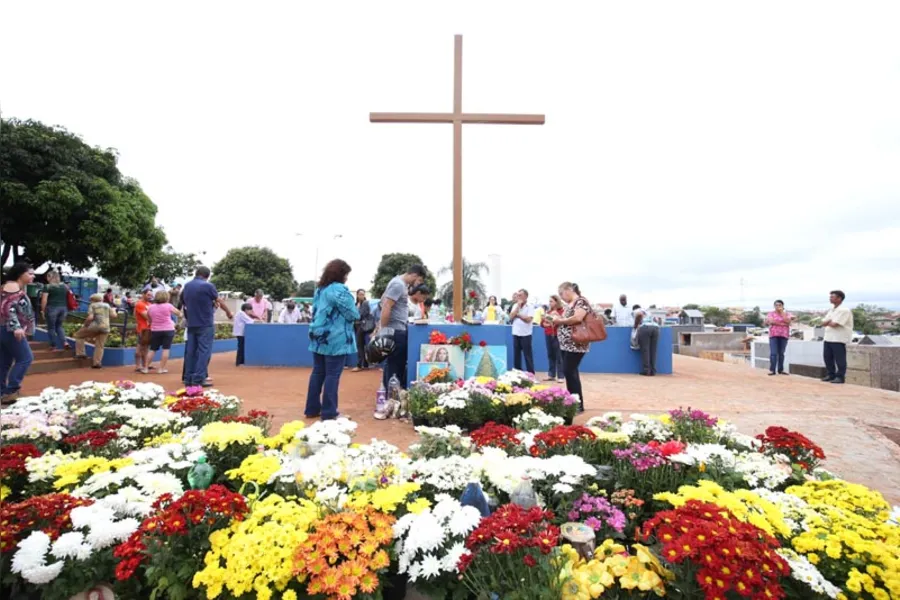 Familiares prestam homenagem aos parentes que partiram