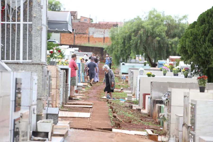 Familiares prestam homenagem aos parentes que partiram