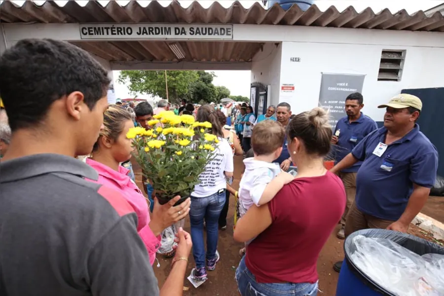 Familiares prestam homenagem aos parentes que partiram