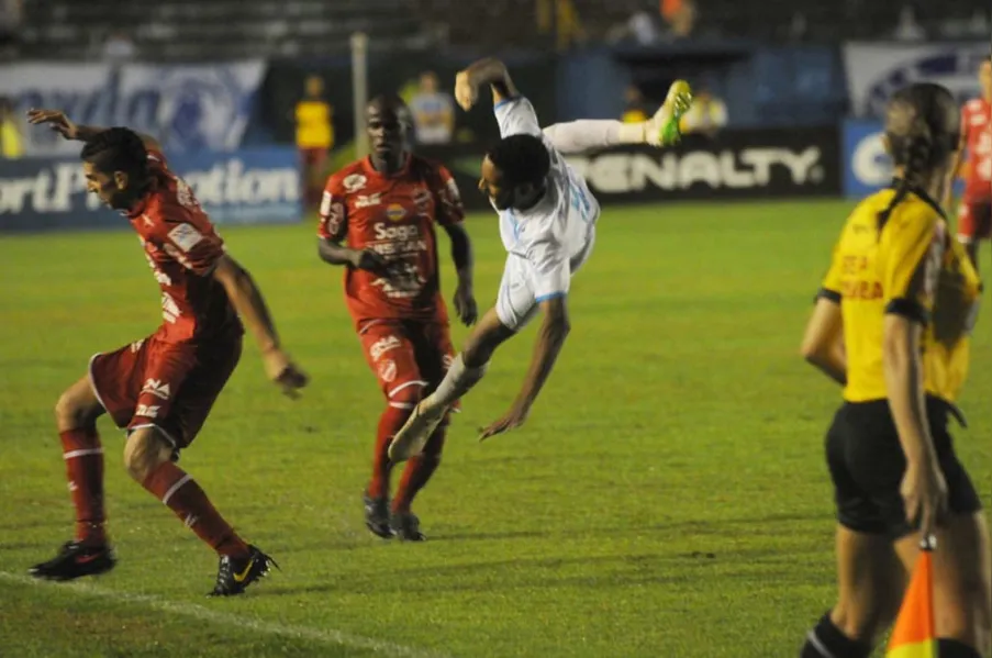 FALTA POUCO - Londrina larga na frente na decisão