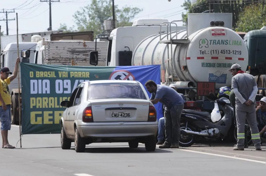 Greve dos caminhoneiros começa forte no Paraná
