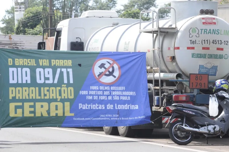 Greve dos caminhoneiros começa forte no Paraná