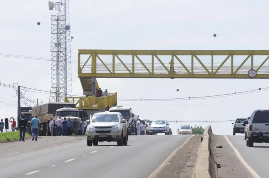 Greve dos caminhoneiros começa forte no Paraná