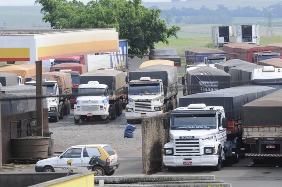 Greve dos caminhoneiros começa forte no Paraná