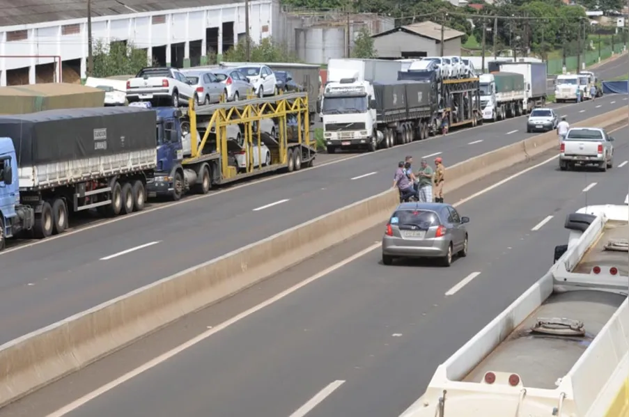 Greve dos caminhoneiros começa forte no Paraná
