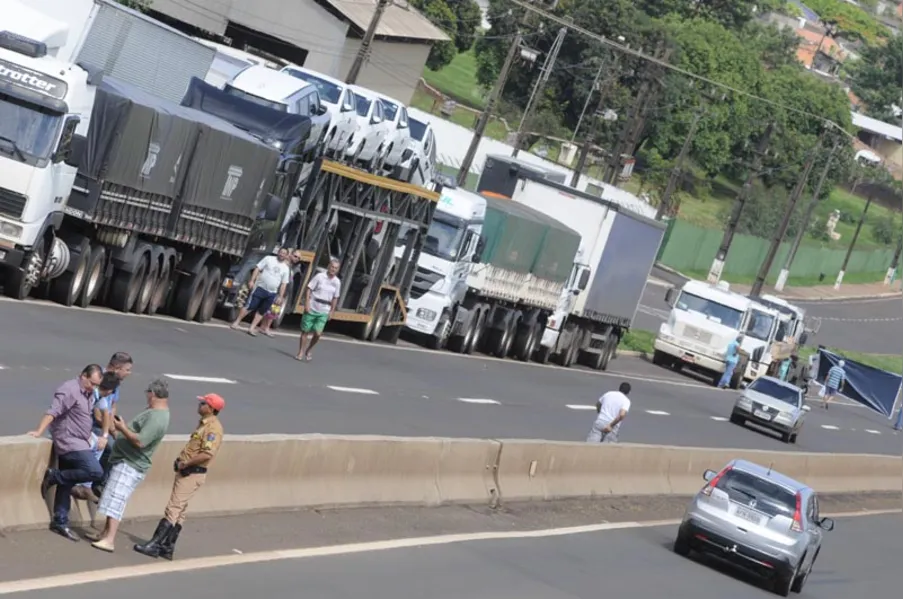 Greve dos caminhoneiros começa forte no Paraná