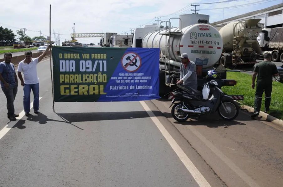 Greve dos caminhoneiros começa forte no Paraná